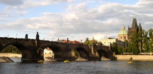 Die berühmte Karlsbrücke vom Ufer aus gesehen in Prag
