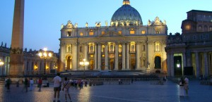 Blick vom Petersplatz auf den Petersdom in der Vatikanstadt in Rom