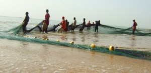 Fischer am Strand in Senegal