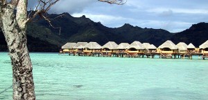 Whare-Häuser in den Lagunen von Tahiti in Französisch-Polynesien in Französisch-Polynesien